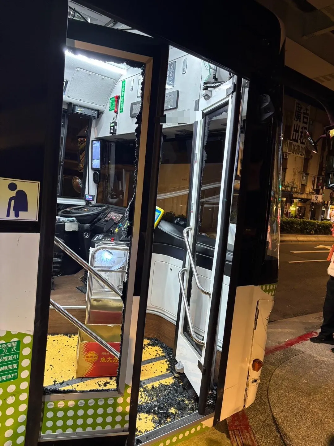 公車撞擊後前門玻璃碎裂，現場一片狼藉。（圖／警方提供）