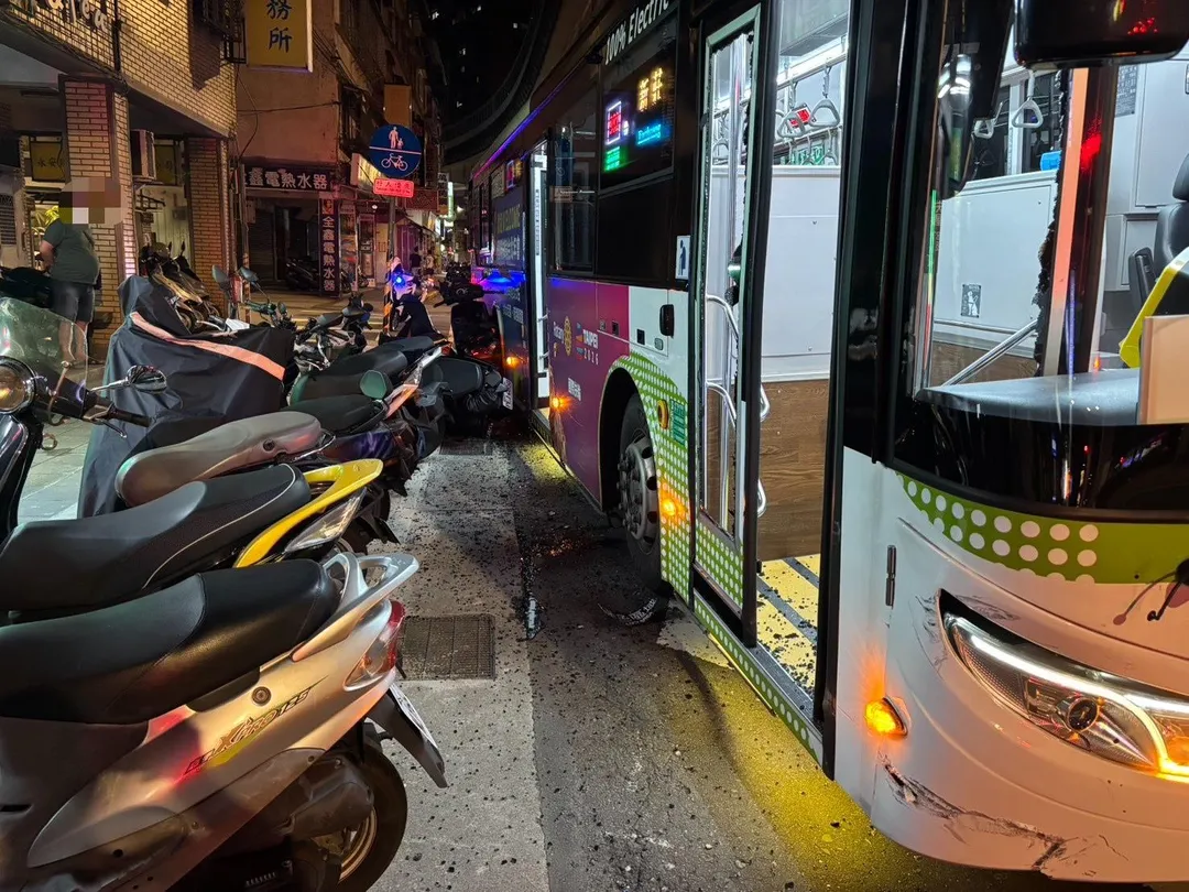 警方到場進行測繪與蒐證，釐清事故原因。（圖／警方提供）