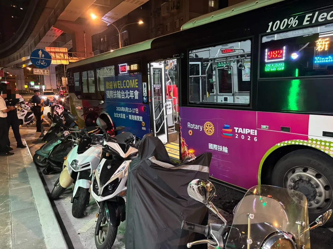 車上約20名乘客緊急疏散，所幸全員均未受傷。（圖／警方提供）