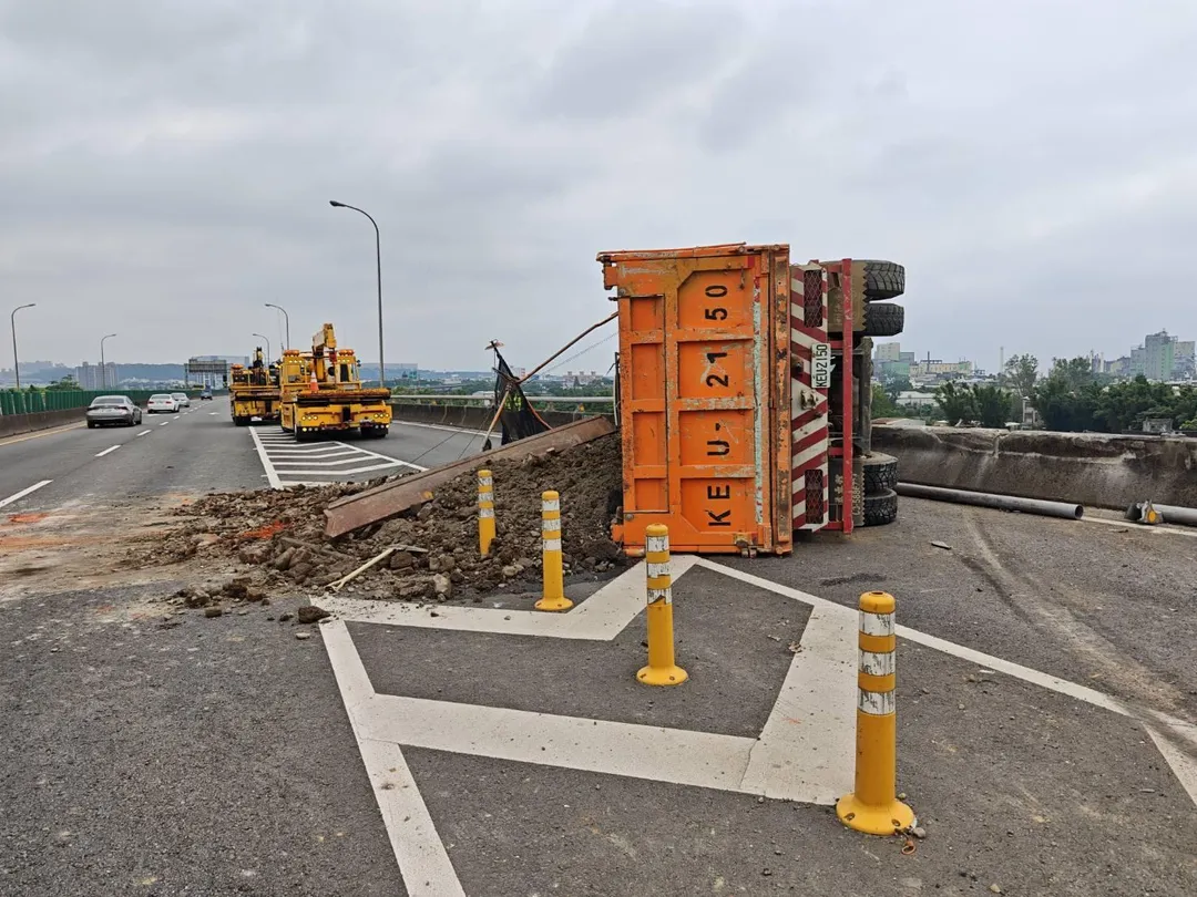 強大撞擊力道導致高架橋護欄鋼管遭撞斷，現場一片狼藉。（圖／警方提供）