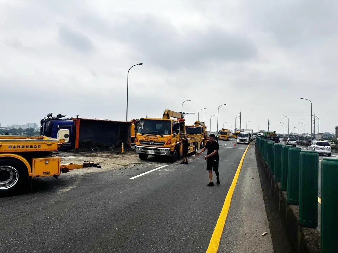 事故導致台66線交通嚴重回堵，目前僅開放內側車道通行。（圖／警方提供）