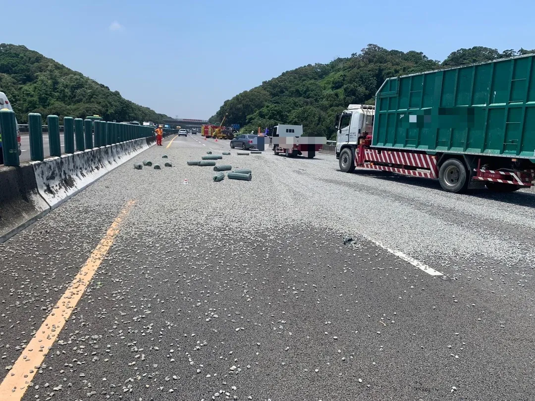 事故共造成5人受傷送醫，相關單位出動拖吊車與機具全力排除國道路況。（圖／中天新聞）
