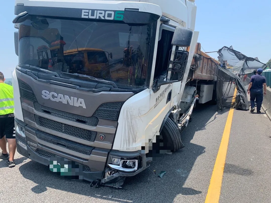 遭波及的其中一輛自小客車當場翻覆，警消獲報後趕抵現場將傷者救出。（圖／中天新聞）
