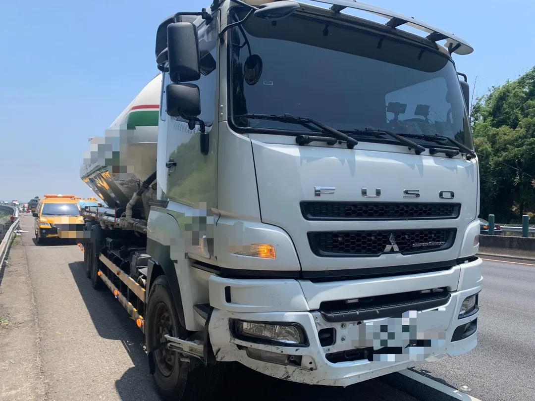 砂石車撞擊護欄後，大量砂石宛如砲彈般噴飛至對向車道，波及無辜車輛。（圖／中天新聞）