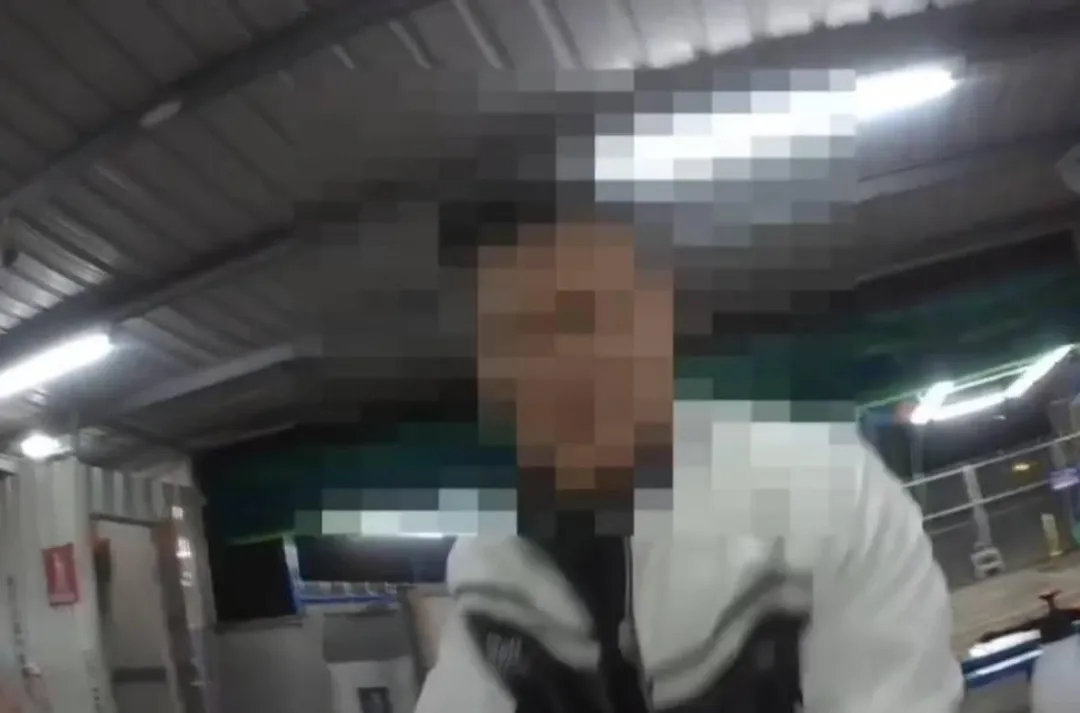 員警依報案人指引搜尋，不久後在案發地對面洗車場內發現該名男子情緒激動、行為失控，大聲咆哮並在場內暴衝，嚇得現場民眾紛紛閃避。（圖／警方提供）