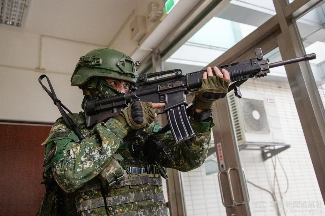 國軍官兵在戰術背心右側配掛手持無線電示意圖。(圖/軍聞社)