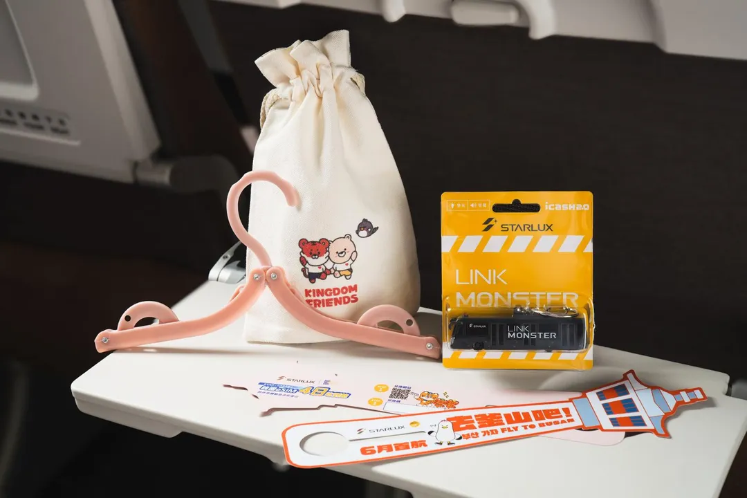 星宇航空攜手多家品牌為首航旅客打造限定驚喜禮包,包含韓國觀光公社提供的Kingdom Friends折疊式衣架;全球上網專家DJB韓國四天吃到飽eSIM;星宇特製LINK MONSTER iCASH。(圖/星宇航空)
