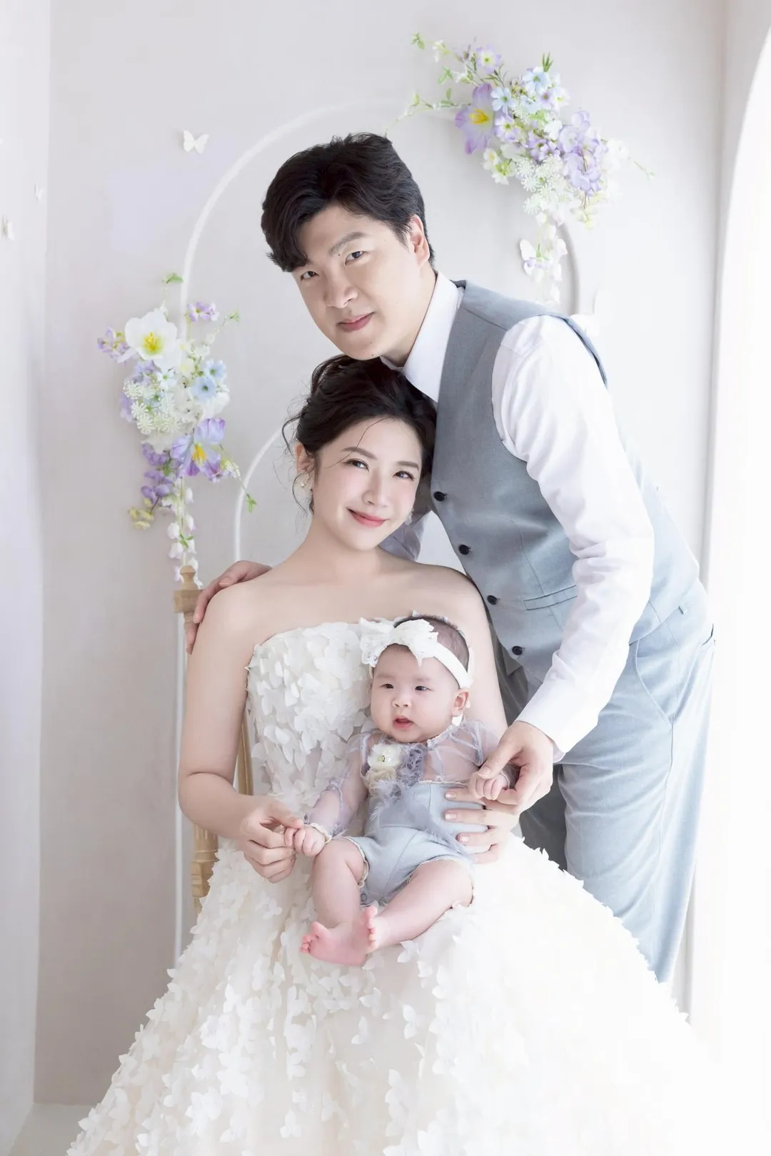鄭亦真笑指老公現在完全是女兒傻瓜。（圖／親愛的莉絲攝影團隊&nbsp; 提供）