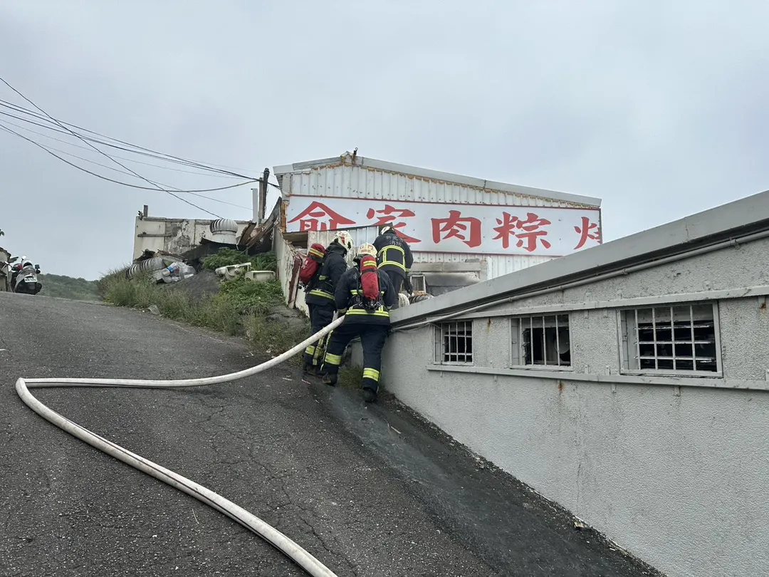 目擊者表示，當時看到鐵皮屋頂冒出大量白煙，原以為是重大火警，吸引不少路人駐足圍觀。（圖／民眾提供）
