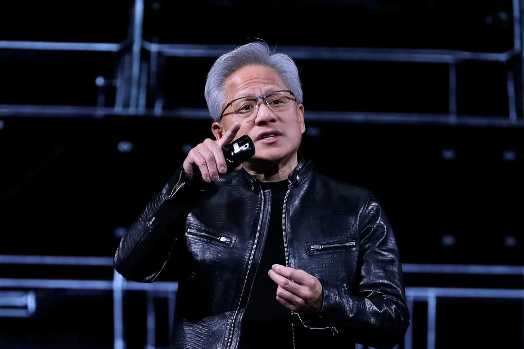 輝達執行長黃仁勳宣布與宇樹科技合作推出機器人。（圖／美聯社）