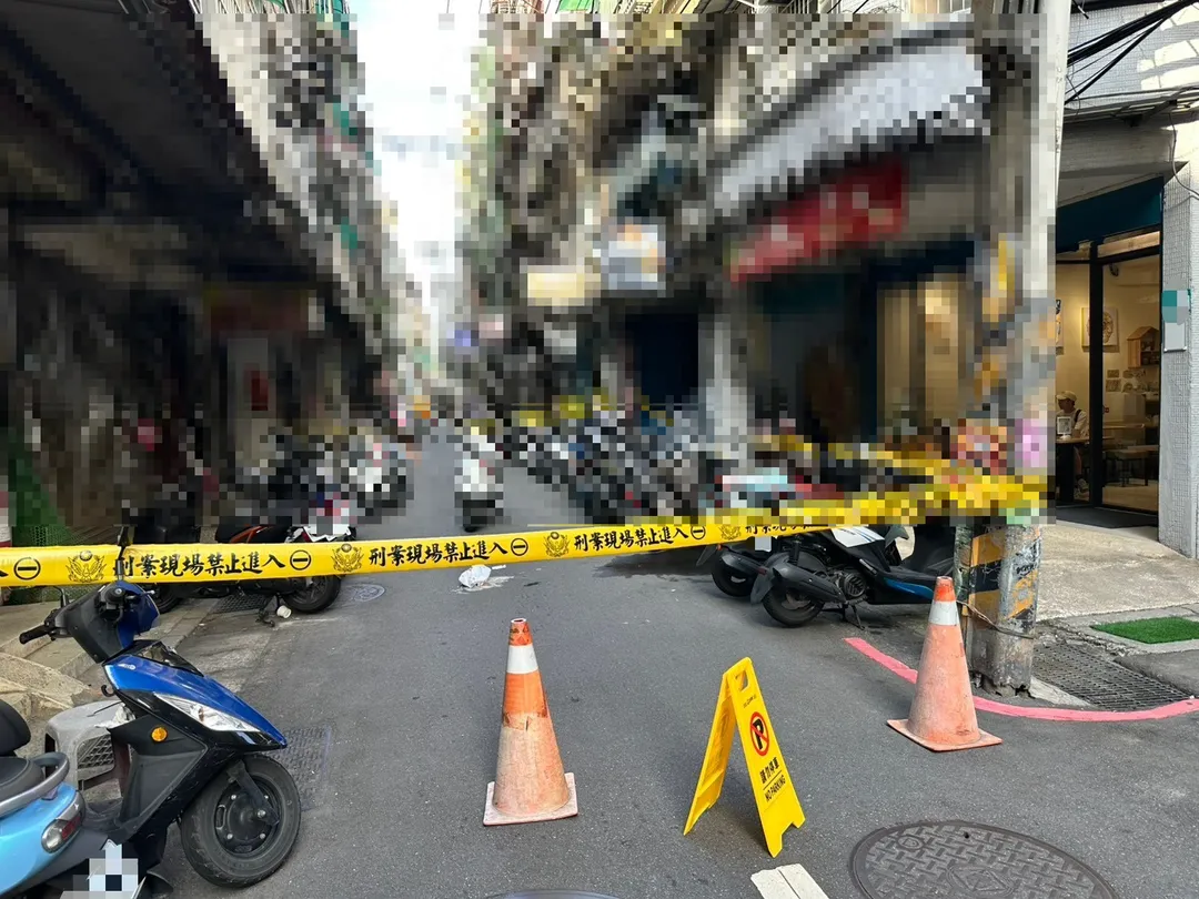 新北市三重區今（1）日下午3點多發生一起墜樓意外。安慶街一處民宅傳出巨響，一名年約30多歲的女子不明原因從高處墜落。（圖／警方提供）