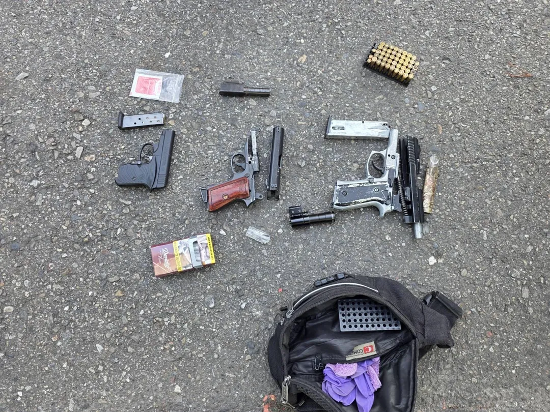 員警在車上搜出毒品、手槍、子彈。（圖／警方提供）