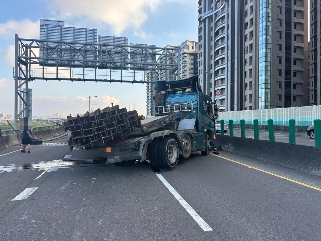 聯結車爆胎失控釀台64線五股段全線封閉。(圖/警方提供)
