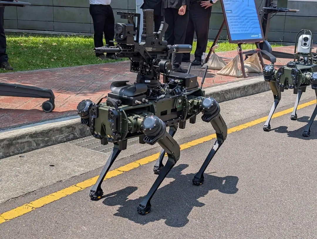 火力型機器狗的頂部配備1具遙控槍塔。(圖/宋玉寧攝)
