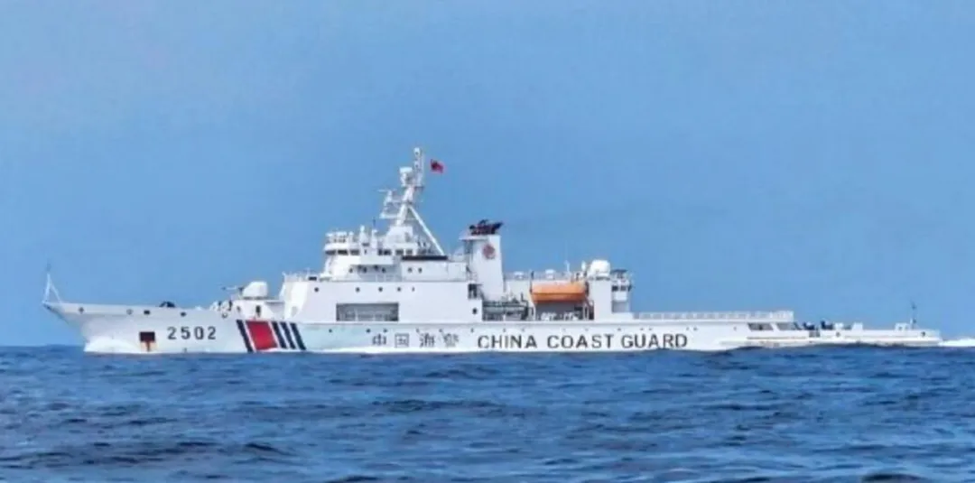 大陸海警岱山艦在台灣島東部海域依法展開執法巡查。（圖／翻攝微博）