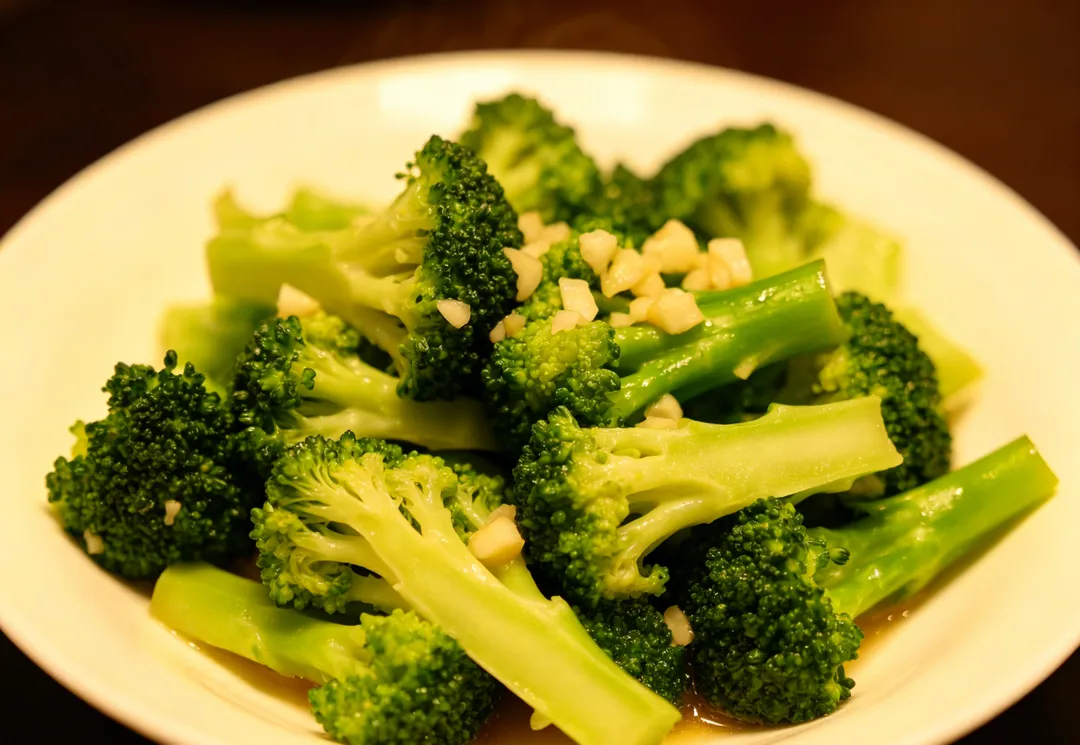 青花椰菜、高麗菜等十字花科蔬菜中的蘿蔔硫素，則被證實能提升第二階段解毒酵素活性，加速致癌物排出體外。（示意圖／AI生成圖）