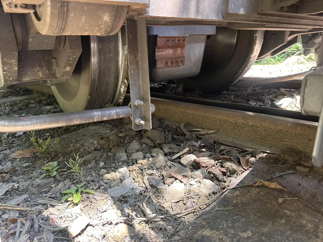 林鐵處日前引進的新款列車「森里號」於2日上午進行試運轉作業時，機關車於上午10時17分行經本線43.1公里處的水社寮路段突然發生出軌事故。（圖／林鐵處提供）