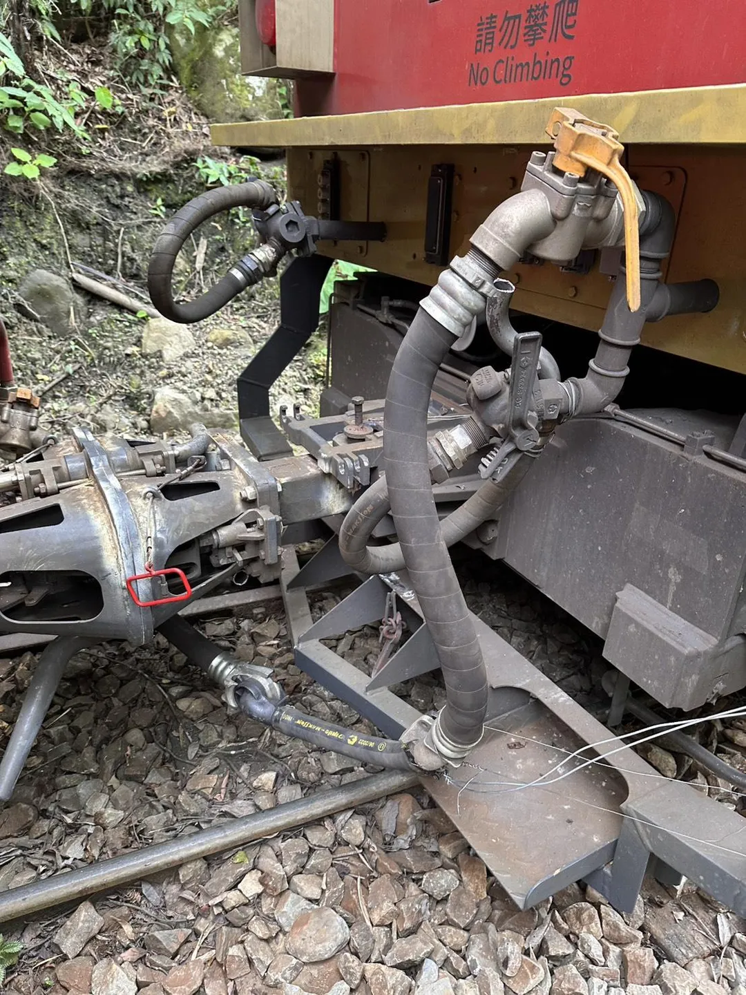 林鐵處日前引進的新款列車「森里號」於2日上午進行試運轉作業時，機關車於上午10時17分行經本線43.1公里處的水社寮路段突然發生出軌事故。（圖／林鐵處提供）
