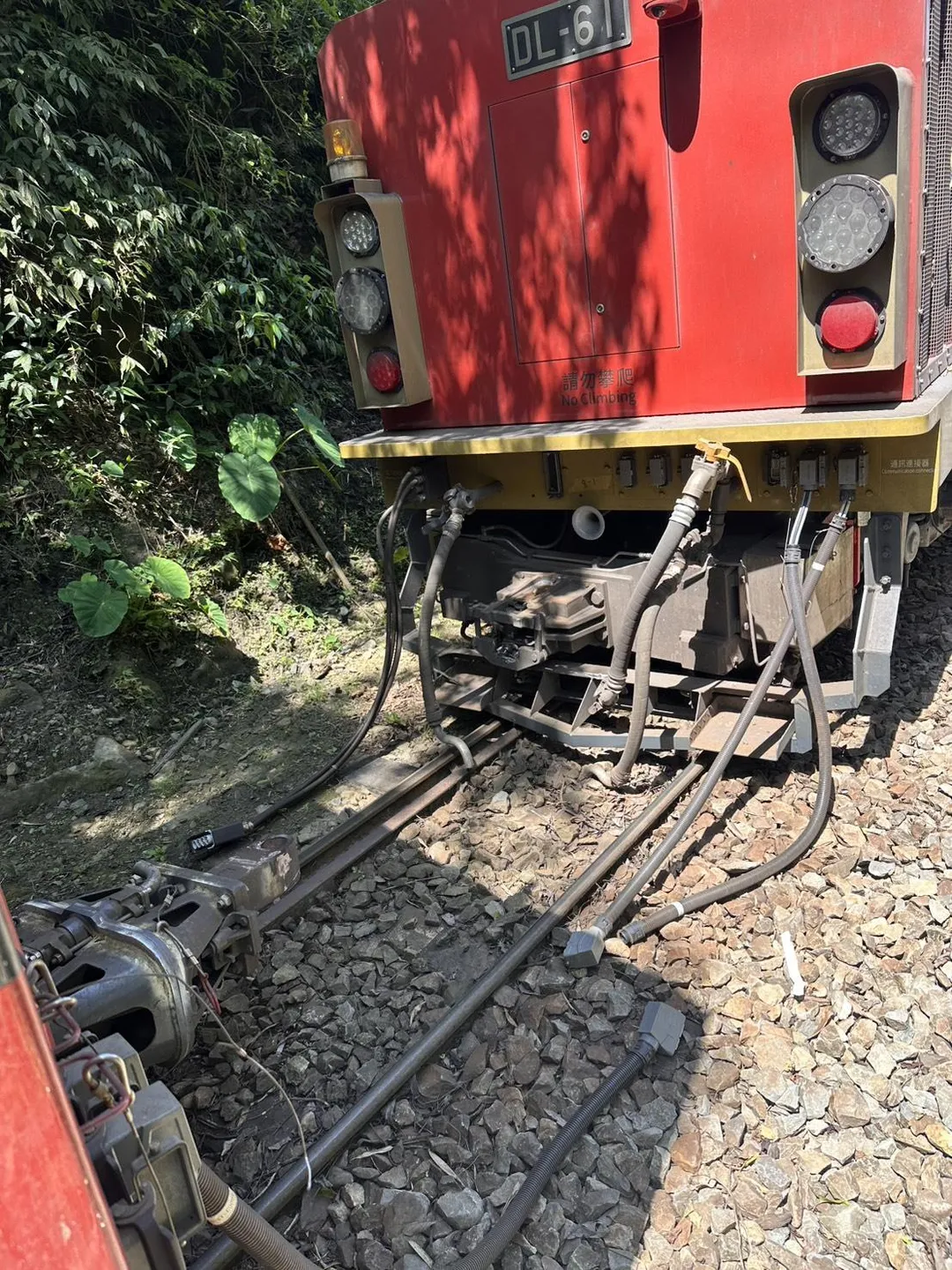 林鐵處日前引進的新款列車「森里號」於2日上午進行試運轉作業時，機關車於上午10時17分行經本線43.1公里處的水社寮路段突然發生出軌事故。（圖／林鐵處提供）
