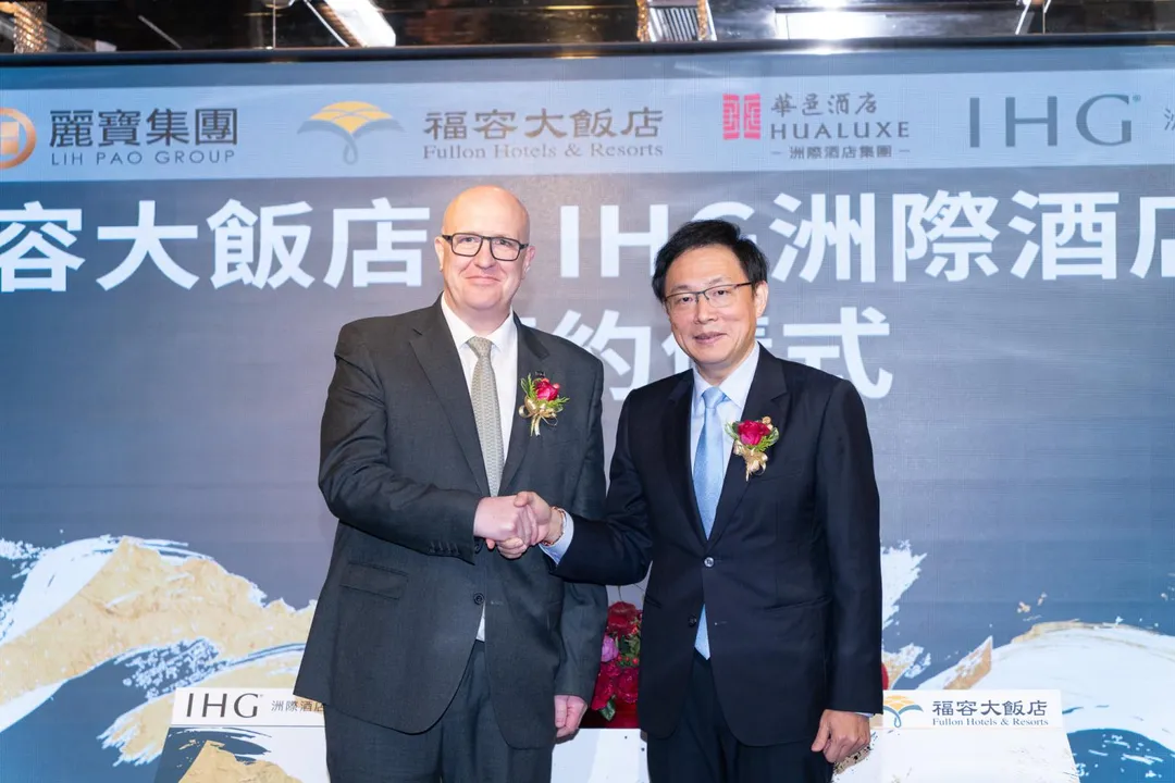 「台北福容華邑酒店」簽約儀式_福容大飯店總經理楊正弘(右)、洲際集團大中華區首席執行長Daniel Aylmer（左）。（圖／福容大飯店提供）