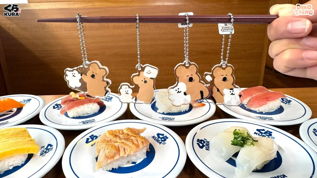 自6月5日起，店內將上架共13款全新扭蛋，包含吊飾、壓克力吊飾與馬口鐵磁鐵，巧妙將Marshville小鎮的溫暖形象與經典壽司元素融合。（圖／藏壽司提供）