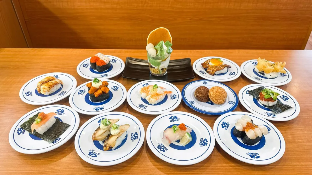 藏壽司緊接著於6月9日推出以「夏旬滿席」為主題的系列新口味壽司。餐點陣容包含擁有獨特辛辣感、完美開胃的「香辣雞肉軍艦」，採用日本直送新鮮食材的「日本產昆布漬比目魚」，以及海味濃郁、層次豐富的「鮭魚明太子海苔包」等。（圖／藏壽司提供）