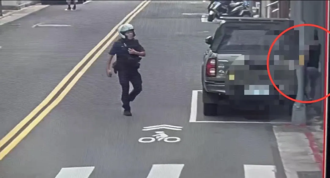 移工還跟員警玩捉迷藏躲在車後。（圖／翻攝畫面）