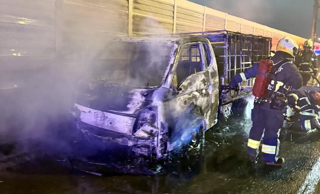 貨車毀損嚴重燒到剩骨架。(圖/翻攝畫面)