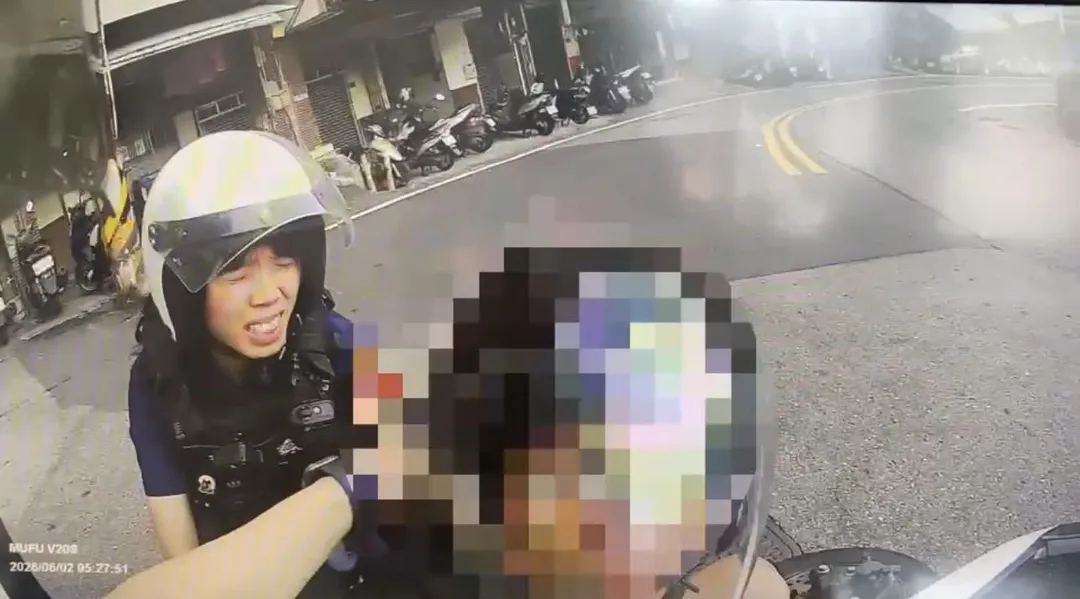 女警表情痛苦仍負傷壓制嫌犯。（圖／翻攝畫面）