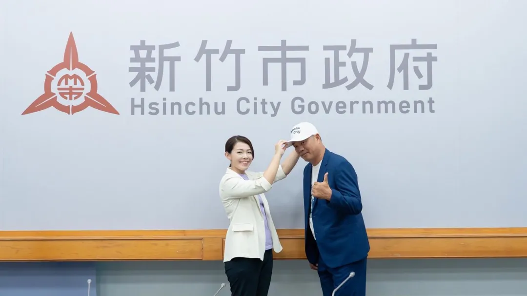 高虹安為陳瑞振授帽。（圖／翻攝高虹安臉書）