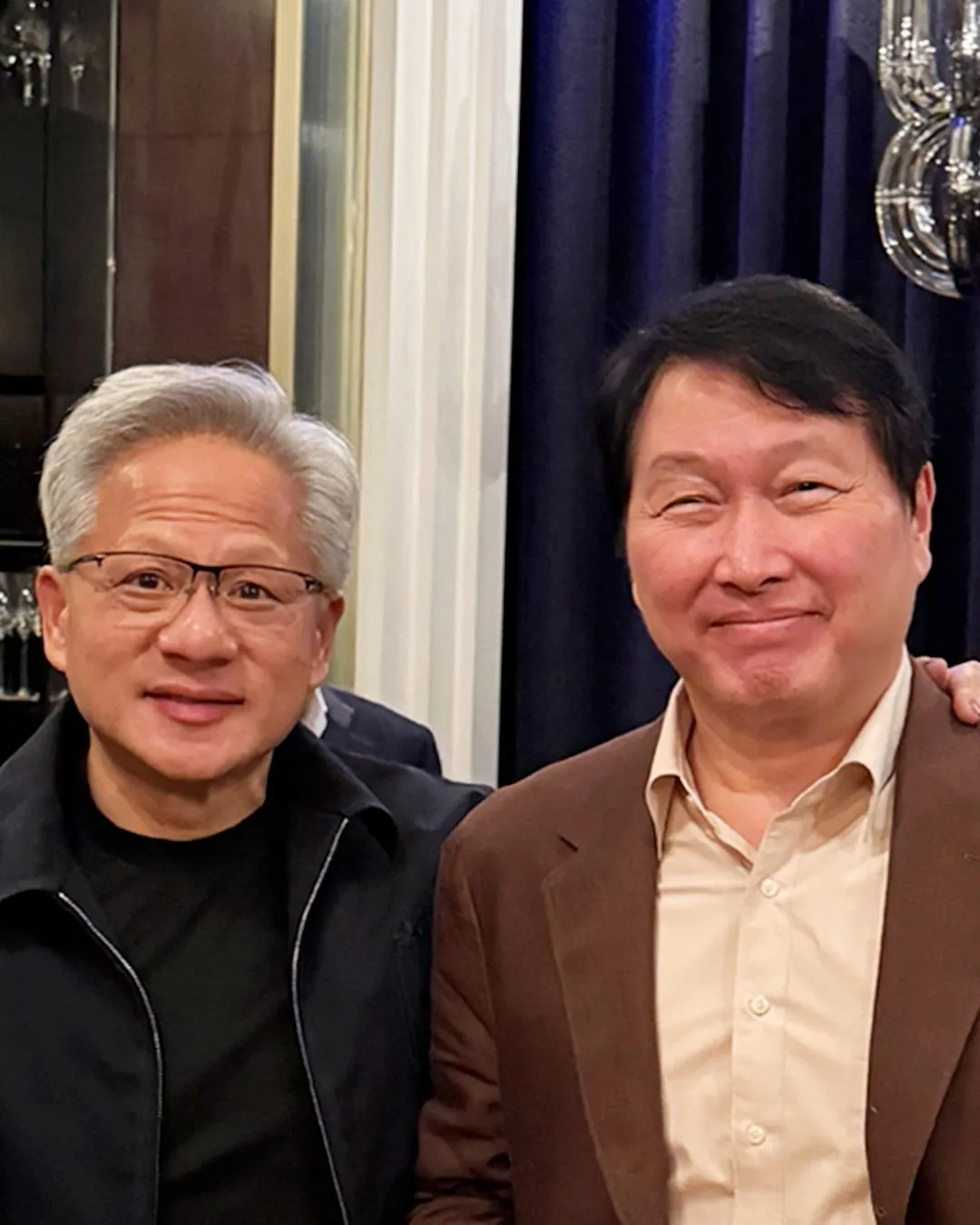 輝達執行長黃仁勳與SK集團會長崔泰源（右）。（圖／臉書SK하이닉스 (SK hynix) ）