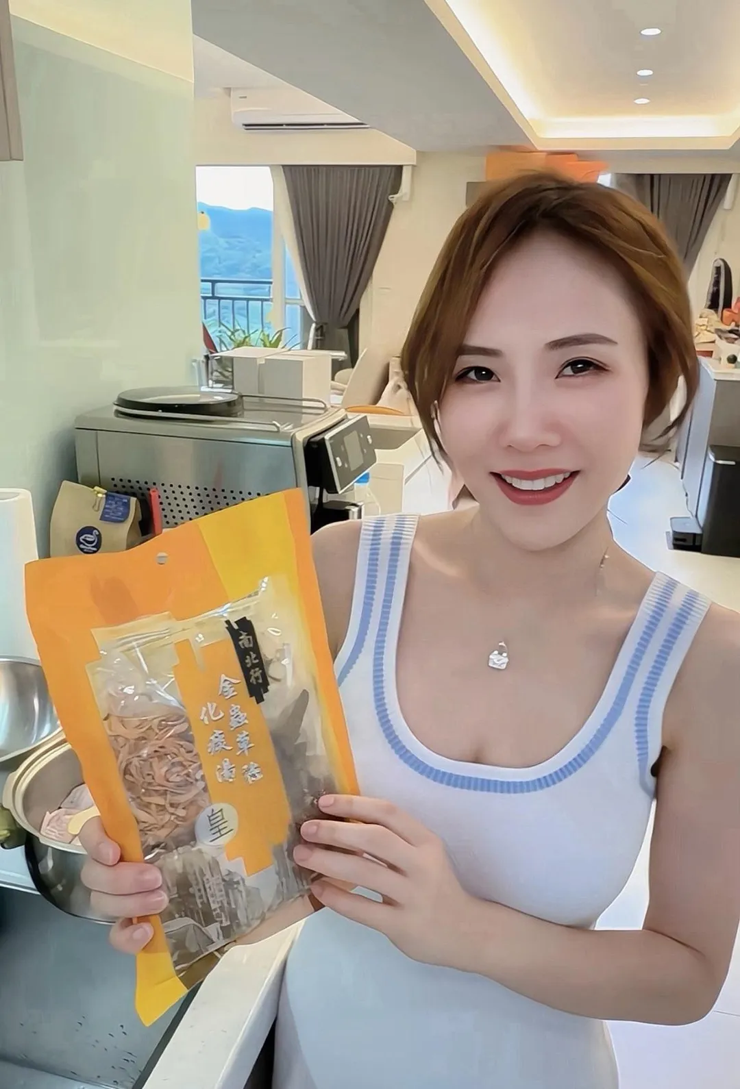 吳申梅日前忙到病倒,總裁老公天天無微不至的照顧。(圖/喜上梅梢娛樂 提供)