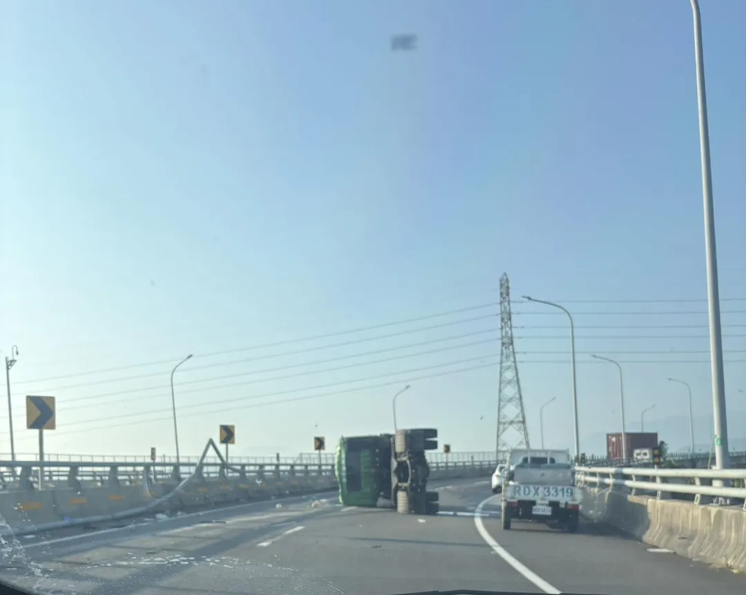 該輛聯結車「身首分離」。（圖／民眾提供）