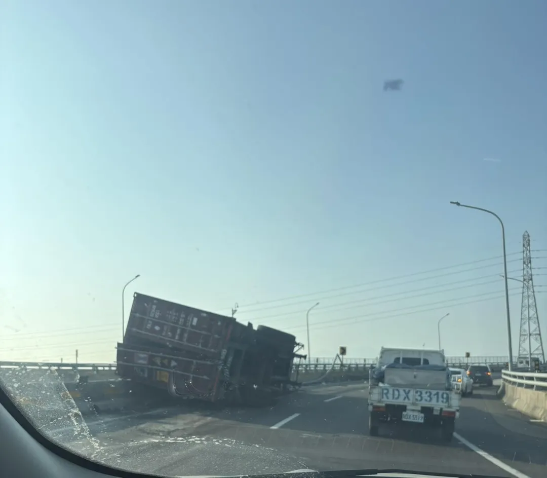 該輛聯結車「身首分離」。（圖／民眾提供）