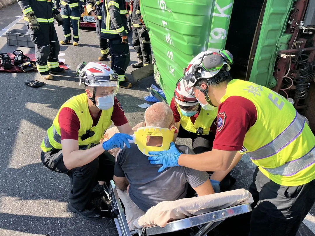 警消救援畫面。（圖／消防局提供）