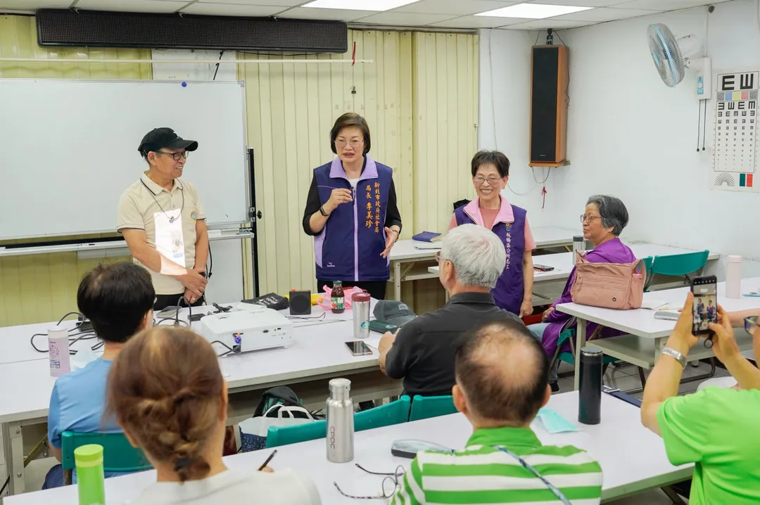 社會局長李美珍向參加松年大學正在上手機課程的長輩宣導 新北即將於6月起先訪75歲以上獨居長者 訪員會遵守「二要三不」原則。（圖／新北市社會局）