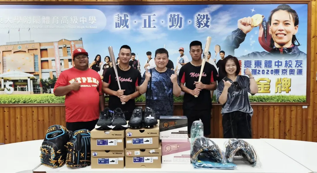 台東體中明日之星壯金銘(左二)與楊益(右二),靠著驚人棒球天賦克服環境逆境,畢業後將分別挺進台鋼科大與國立台東大學延續棒球夢。