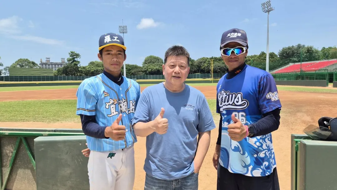 基金會團隊深入球場探視羅東高工自律孝子郭靖源,曾創下黑豹旗「防禦率0」超強數據的他,即將進入開南大學接受郭李建夫體系的精銳重訓。