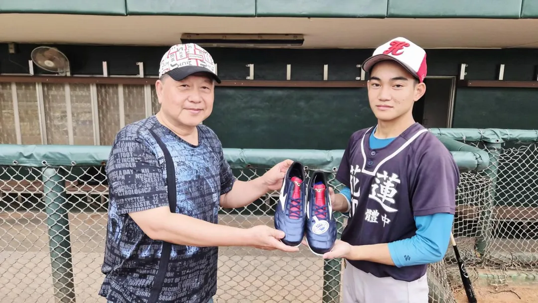 董事長馬詠睿(左)親自遞上專業釘鞋,力挺進入台鋼科大的花體中二刀流小將黃畯卲(右),展現基金會「去現金化」精準扶植的企圖心。