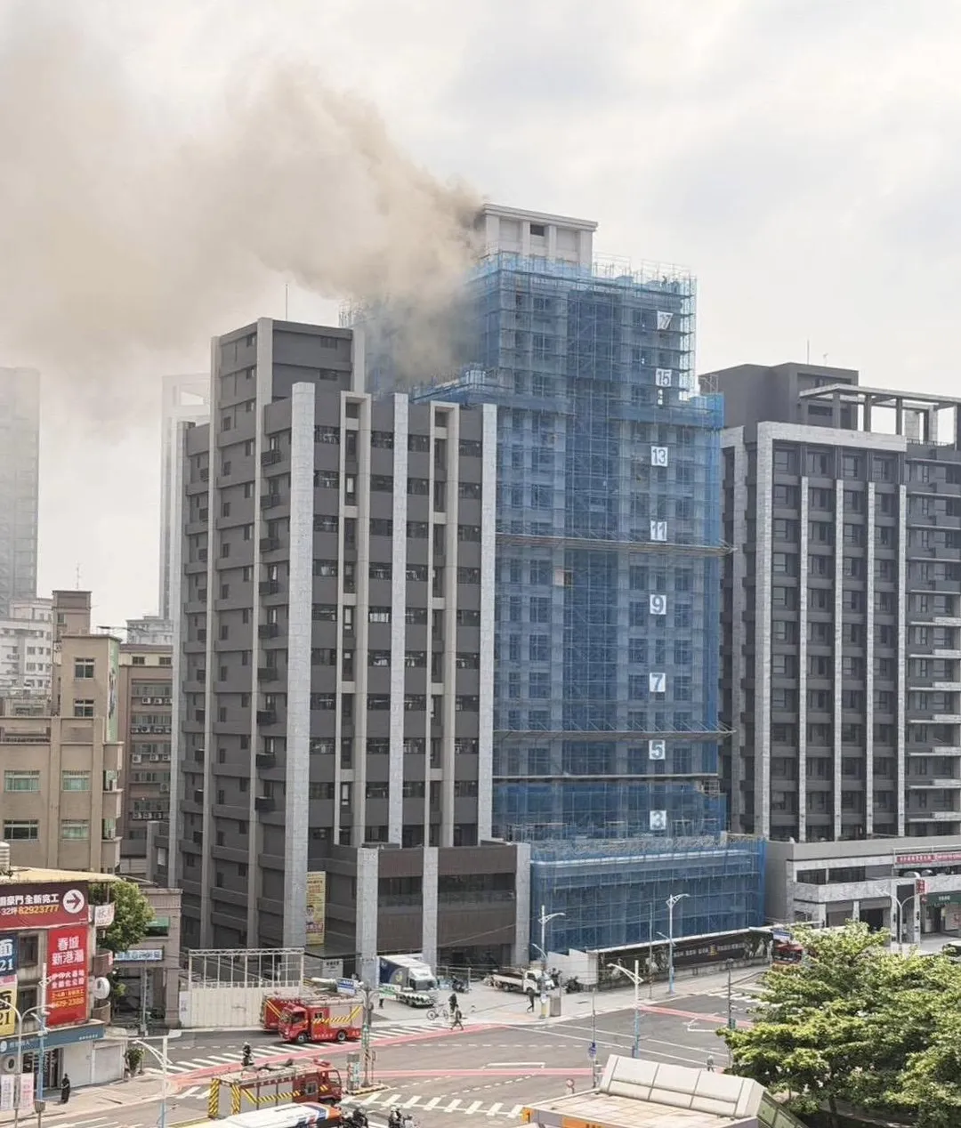新北市蘆洲高樓建案大火濃煙不斷竄出。（圖／翻攝畫面）
