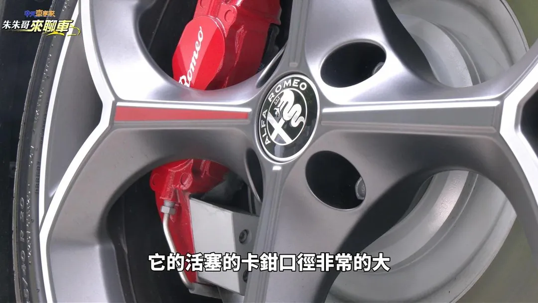 JUNIOR ELETTRICA 280 VELOCE標配Torsen機械式限滑差速器、382mm大型前煞車碟盤、四活塞卡鉗、20吋四葉草競化鋁圈、Michelin Pilot Sport EV性能胎。(圖/中天車享家)