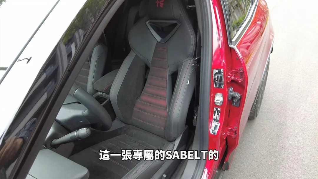 JUNIOR ELETTRICA 280 VELOCE搭載SABELT賽車座椅,不僅包覆性優異,更進一步凸顯性能定位。(圖/中天車享家)