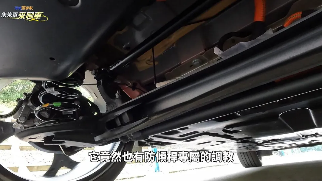 車輛採用14.6:1轉向齒比設定,方向盤左右僅需2.7圈即可完成全轉向,搭配降低25mm的專屬運動化懸吊以及經過強化調校的底盤系統,讓JUNIOR展現出極為靈敏且直接的操控反應。(圖/中天車享家)