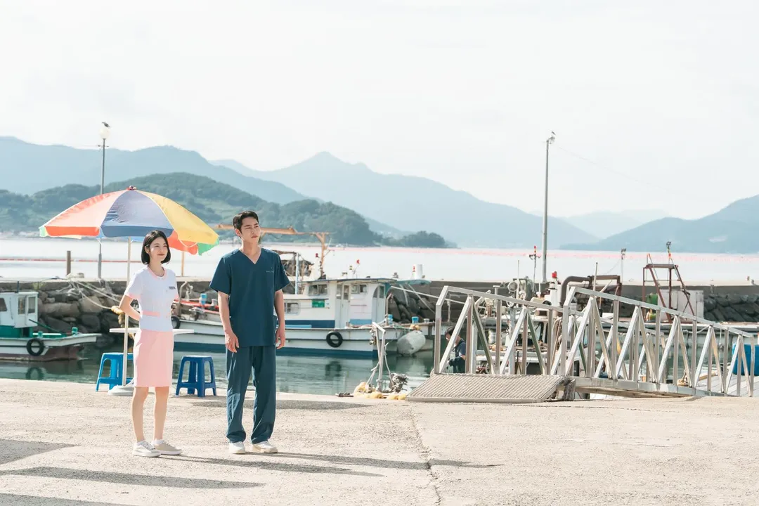 韓星李宰旭、辛叡恩主演的浪漫醫療韓劇《醫到孤島愛上你》開播後話題不斷。(圖/Disney+ 提供)