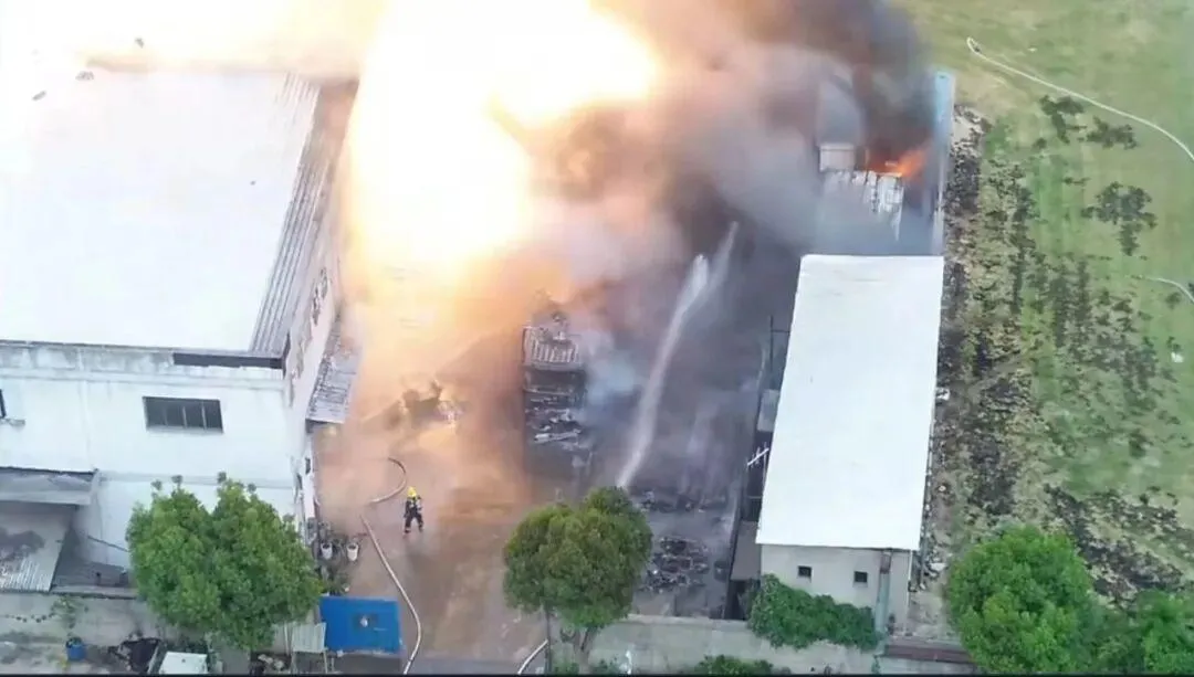 滅火期間倉庫一側車間突然發生爆炸。（圖／翻攝微博）