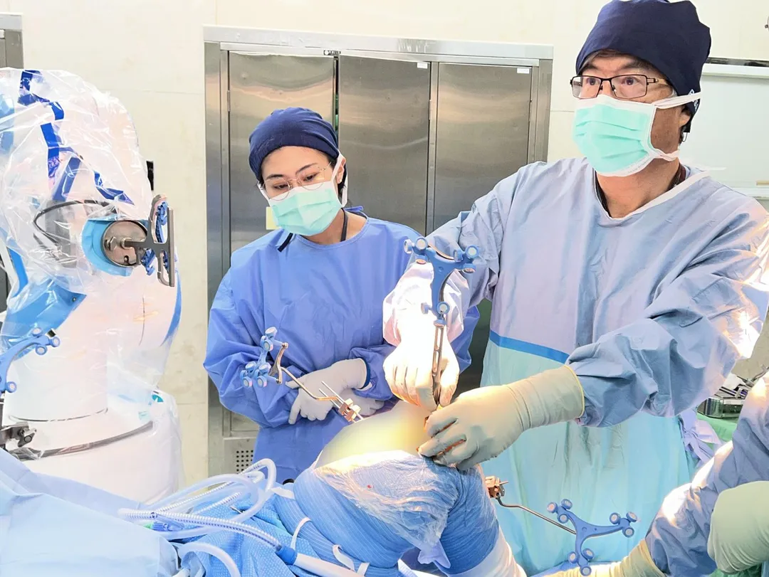 臺中榮總骨科部關節重建科主任曾崇育以機械手臂輔助，為病人置換人工膝關節。（示意圖，非個案本人）（圖／臺中榮總）