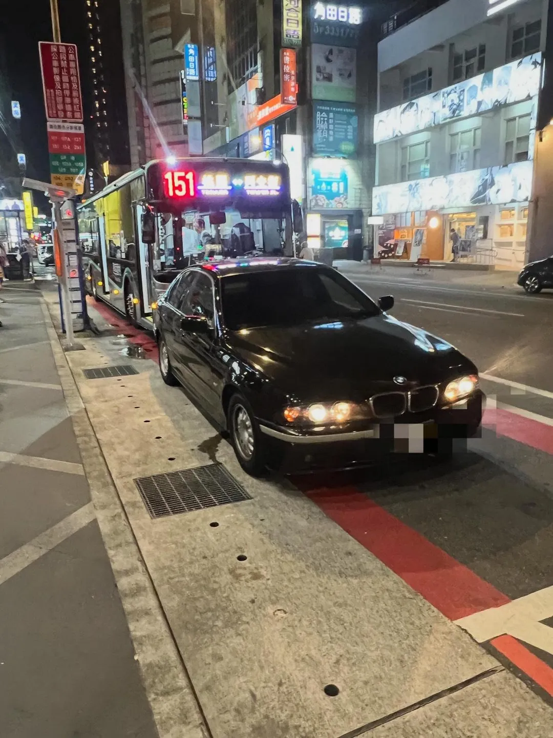 該輛BMW違停在公車格上。（圖／翻攝Zax1134的Threads）