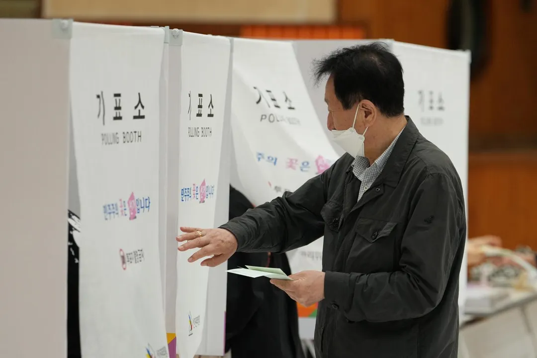 一名選民3日抵達韓國首爾一個投票站。（圖／美聯社）