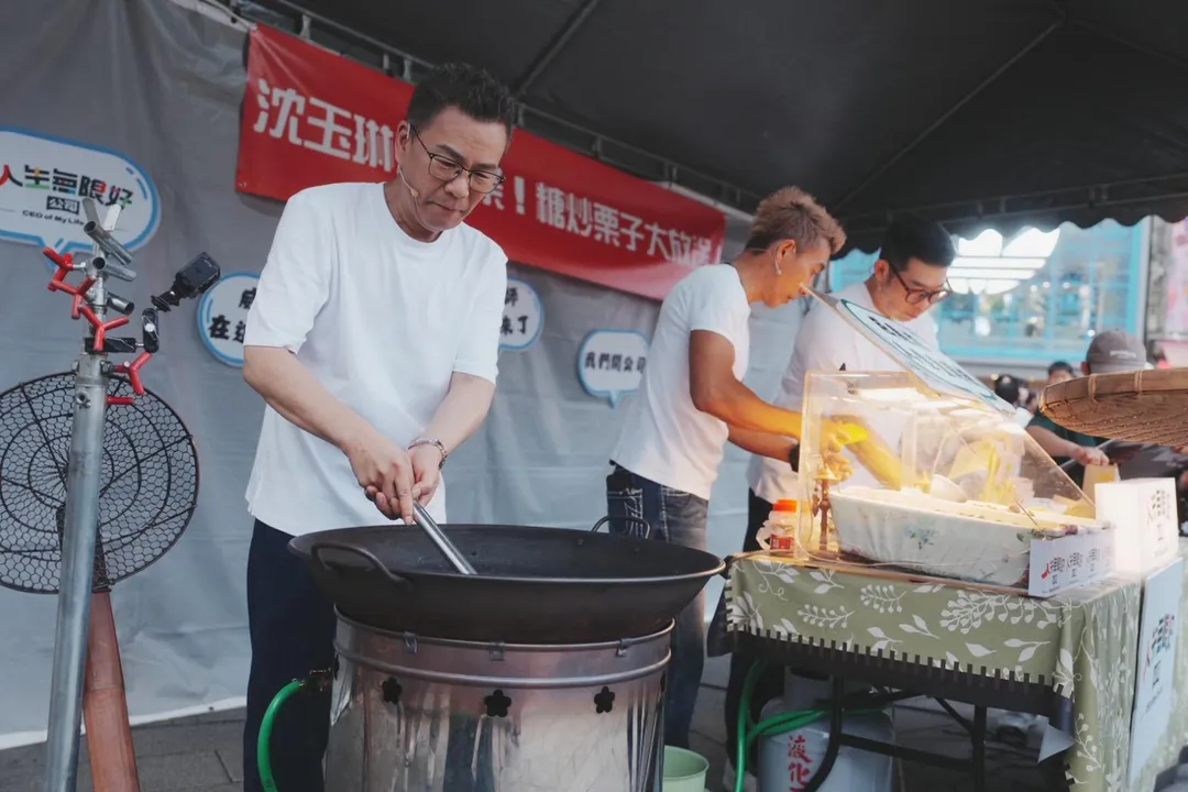 沈玉琳親自炒糖炒栗子贈送給粉絲。（圖／東森綜合台提供）