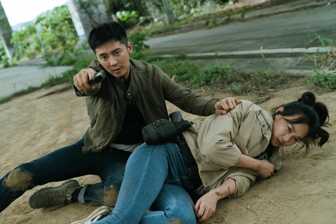 李國毅（左）在劇中飾演刑警，上演多場警匪槍戰動作戲。（圖／瀚草影視 提供）
